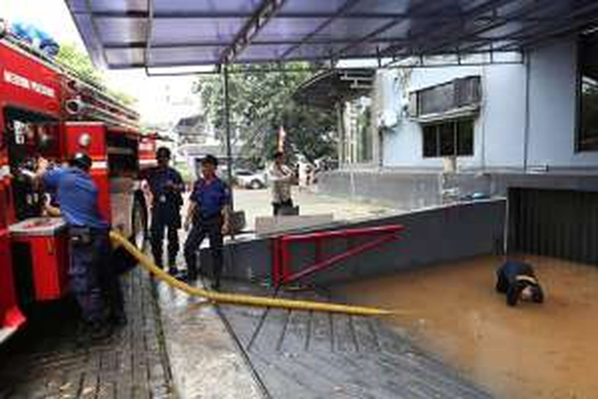 Petugas memompa air dari basement sebuah gedung di Kemang, Jakarta Selatan Minggu (28/8/2016). Kepala Dinas Tata Air DKI Jakarta Teguh Hendarwan mengatakan, banjir di kawasan Kemang terjadi akibat jebolnya tembok rumah warga yang berbatasan dengan Kali Krukut.