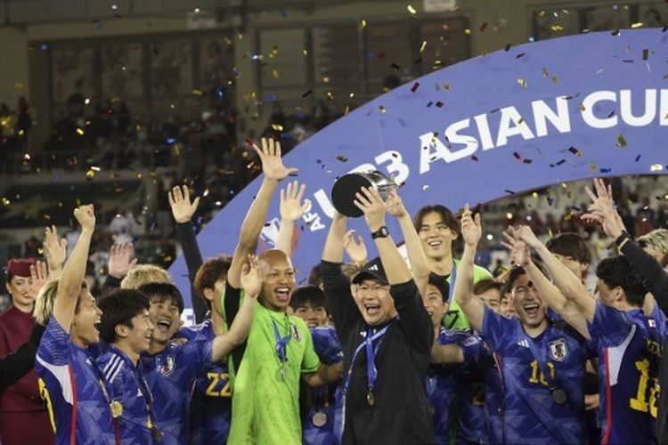 Pelatih Jepangg, Go Oiwa, mengangkat trofi bersama anak-anak asuhnya seusai juara Piala Asia U23 2024 di Stadion Jassim Bin Hamad pada 3 Mei 2024. Artikel ini berisi daftar juara Piala Asia U23.