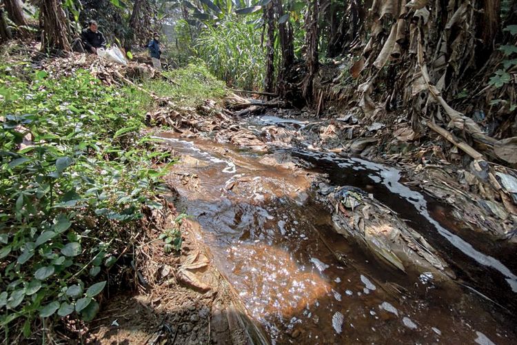 Aktivis lingkungan yang tergabung dalam Tim Masyarakat Peduli TPA Sarimukti melakukan pengambilan sampel air lindi di outfall IPAL TPA Sarimukti, Minggu (30/7/2023).