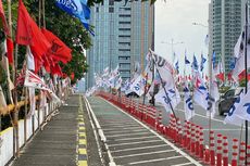 Jembatan Ciliwung Cokroaminoto Disesaki Bendera Partai, Terpasang Juga di “Stick Cone” Jalur Sepeda 
