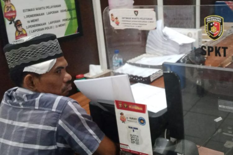 Hermato (42) ketua RT di Jalan KH Azhari, Lorong Semajid, Kelurahan 3-4 Ulu, Kecamatan Seberang Ulu I, Palembang, Sumatera Selatan saat membuat laporan ke polisi setelah dianiaya oleh warganya dengan menggunakan senjata tajam karena dituduh sebagai informan polisi, Jumat (17/5/2024).