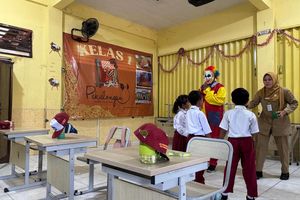 Hanya Dapat 3 Murid Baru, SD di Semarang Bagikan Seragam Gratis dan Hibur Siswa Baru dengan Badut