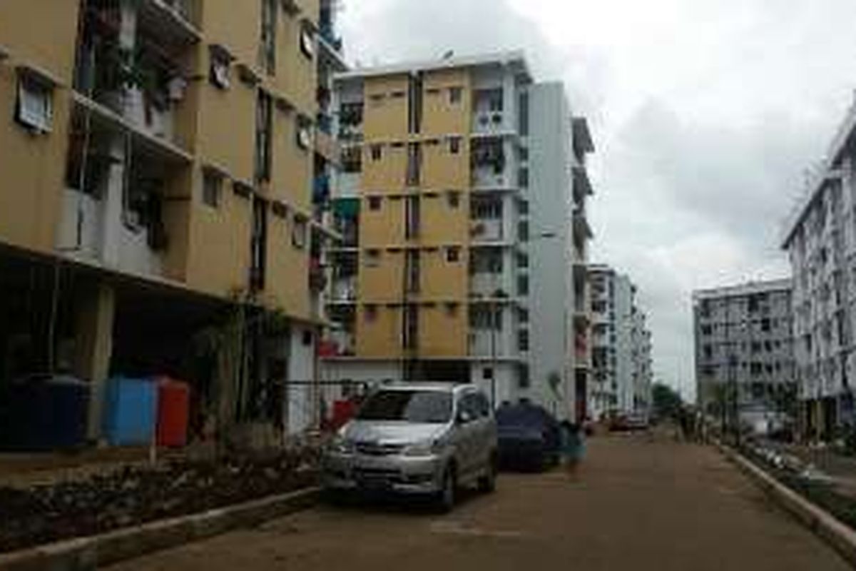 Sejumlah kendaraan roda empat yang terparkir di Rumah Susun Penjaringan, Jakarta Utara pada Rabu (10/2/2016).