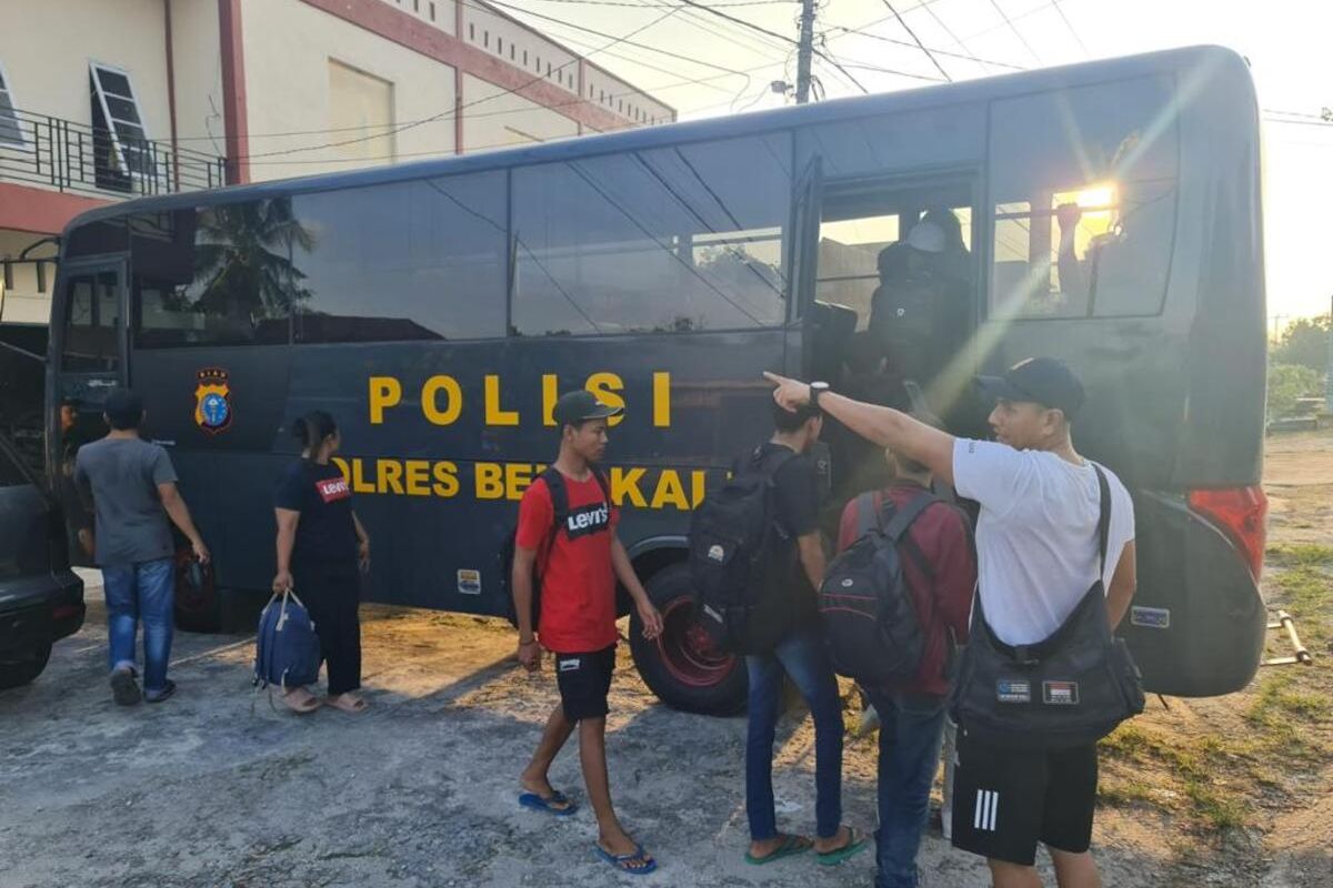 Petugas kepolisian saat mengamankan 28 PMI ilegal yang hendak diberangkatkan ke Malaysia melalui jalur laut di Kabupaten Bengkalis, Riau, Rabu (7/6/2023).