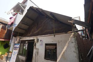 Cuma Beratap Plastik dan Beralas Terpal, Begini Kondisi Rumah Warga di Jantung Jakarta