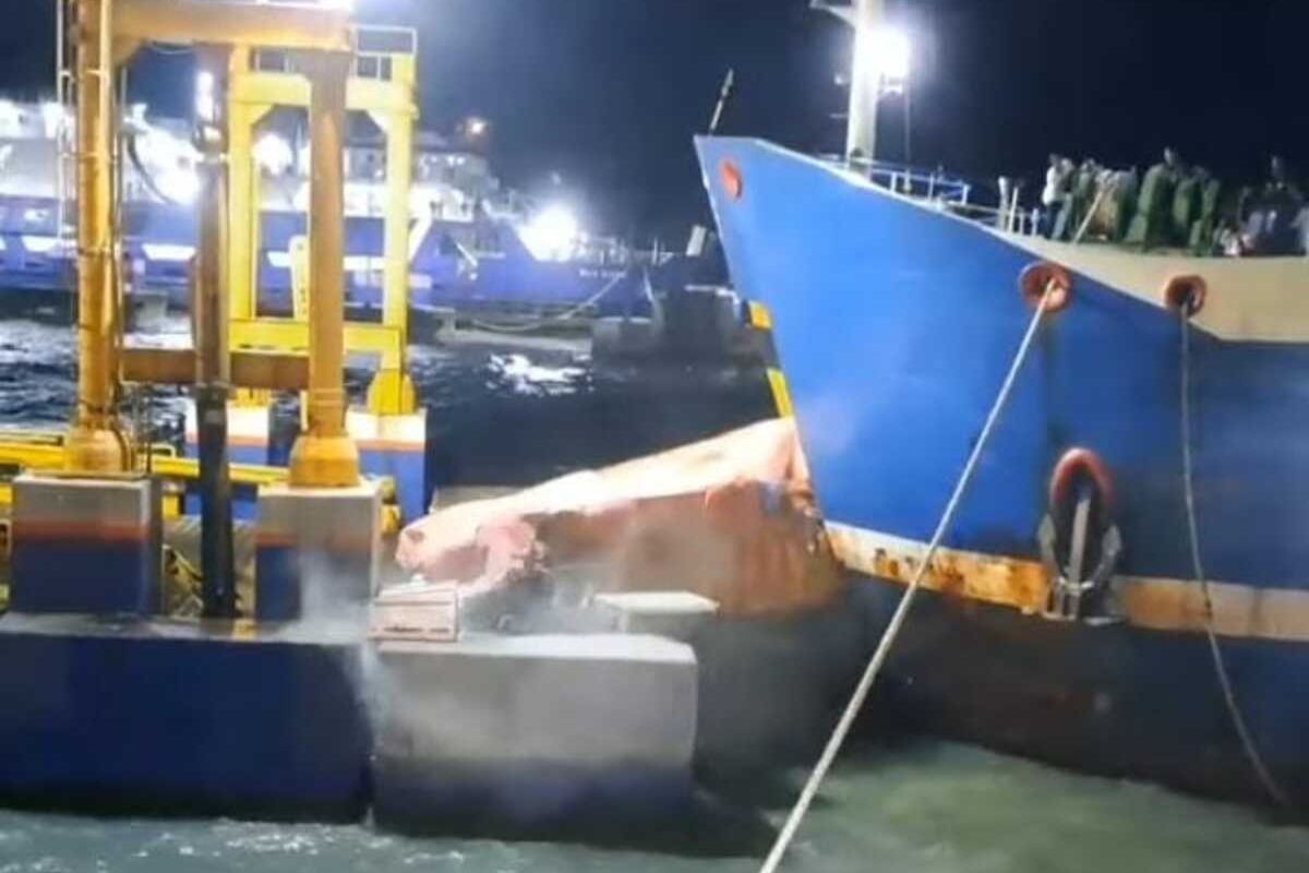 Truk bermuatan semen tercebur saat akan masuk kapal di dermaga lima Pelabuhan Merak pada Rabu (28/12/2022) malam. Insiden tersebut terjadi akibat cuaca buruk dan kendaraan mengalami patah as roda diatas ram door KMP Labrita Karina