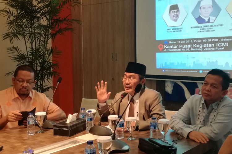 Ketua Ikatan Cendekiawan Muslim Indonesia Jimly Asshiddiqie (tengah) dalam sebuah diskusi di kantor ICMI, Jakarta, Rabu (11/7/2018)