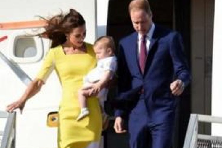 Putri Catherine, menggendong Pangeran George turun dari pesawat bersama Pangeran William di Sydney, 16 April 2014. 