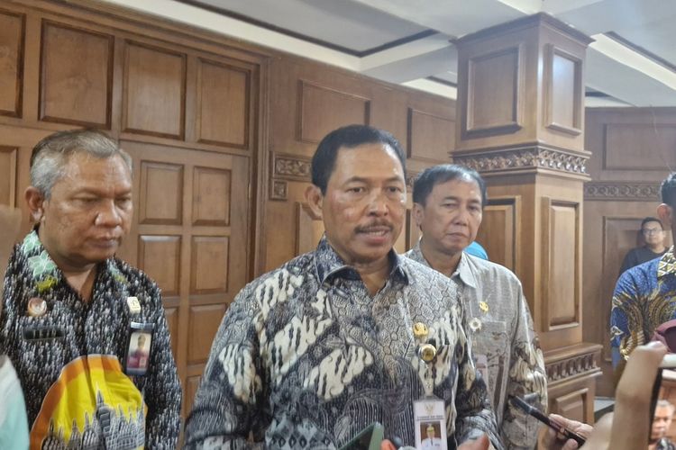 Pj Gubernur Jawa Tengah Nana Sudjana menyampaikan sambutan di Gedung Gradhika Bhakti Praja, Kamis (28/12/2023).