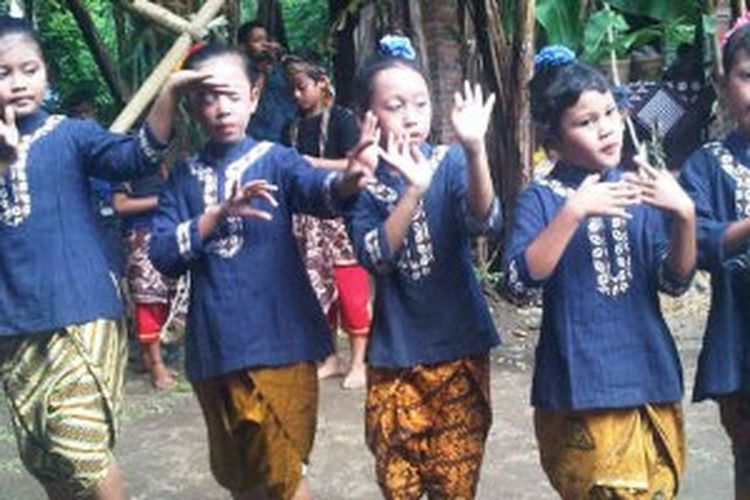 Anak-anak bermain di halaman masih bisa dilakukan di Kampoeng Dolanan Nusantara, Magelang, Jawa Tengah.