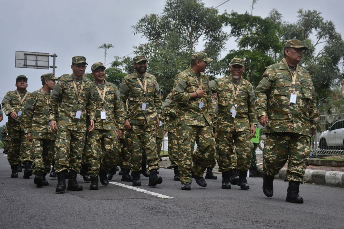 Sejumlah kepala daerah peserta retret yang mengenakan seragam komponen cadangan (komcad) berbaris setibanya di Kompleks Akademi Militer Magelang, Jawa Tengah, Jumat (21/2/2025). Sebanyak 450 kepala daerah dari seluruh Indonesia akan mengikuti retret mulai 21 hingga 28 Februari 2025. ANTARA FOTO/Anis Efizudin/nym.