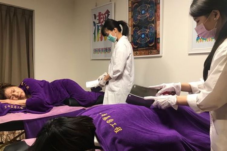 Terapis tengah memberikan knife massage