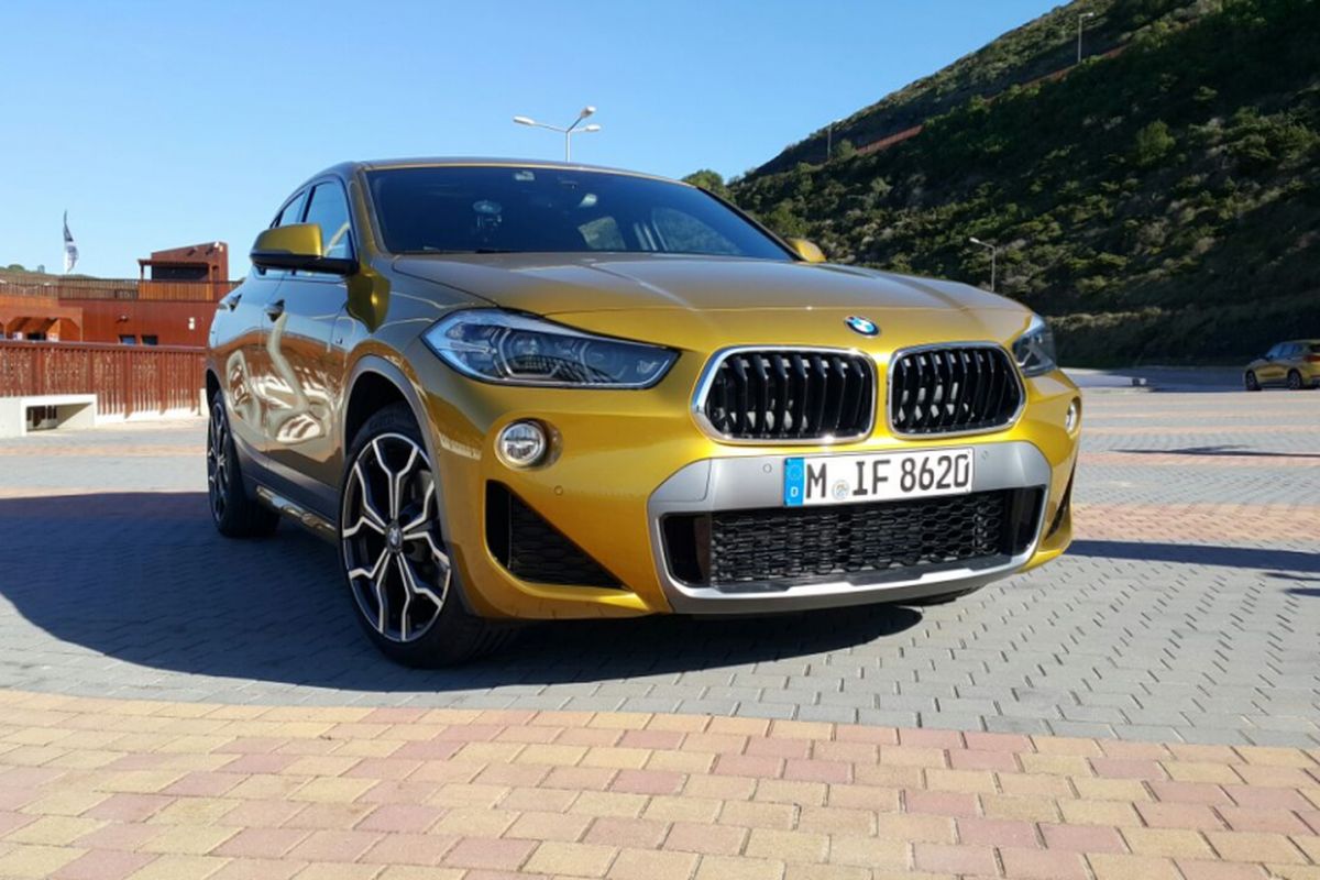 BMW X2 M Sport berpose di sela uji coba di kawasan surfing dunia di Riberia DIlhas, Portugal, Sabtu (27/1/2018)