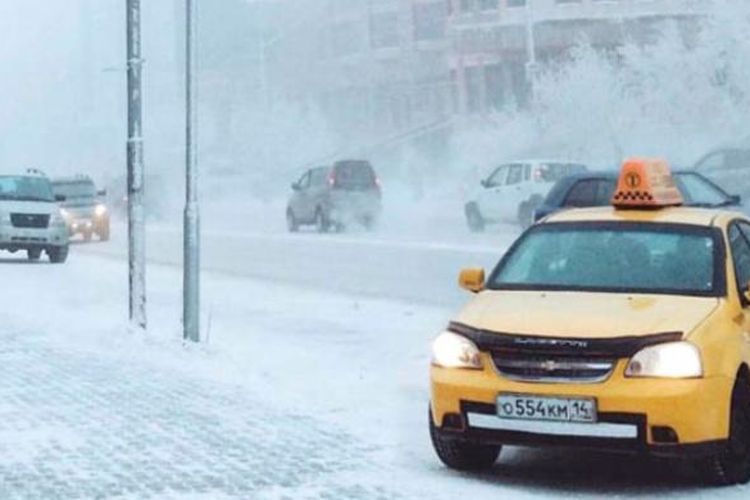 Kota Yakutsk, ibu kota Republik Sakha di Siberia, Rusia mengalami musim dingin yang sangat buruk tahun ini, meski demikian kehidupan terus berlangsung di sana. Yakutsk adalah kota terdingin di dunia.