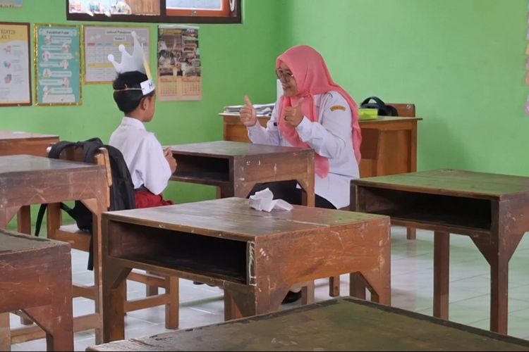 Guru SD Negeri 1 Kendalrejo Kecamatan Durenan Trenggalek Jawa Timur, melaksanakan proses MPLS terhadap satu siswa baru, Senin (14/07/2025).