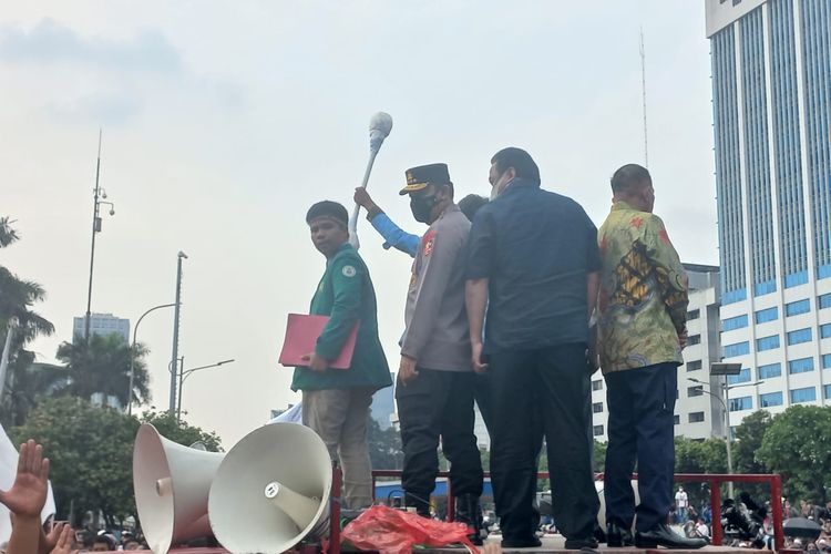 Kapolri Jenderal Listyo Sigit Prabowo dan wakil ketua DPR RI Rachmat Gobel, Sumi Dasco dan Lodewijk menemui massa aksi demonstrasi dari Aliansi BEM SI, Senin (11/4/2022)..