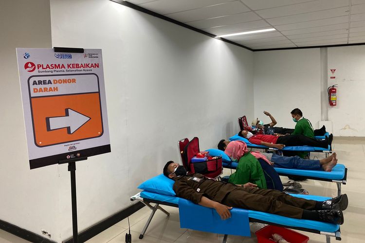 Kompas Gramedia bersama Palang Merah Indonesia (PMI) dan komunitas Plasmahero.id menggelar kegiatan sosial donor plasma konvalesen dan donor darah di Gedung Tribun, Palmerah Jakarta, 20 - 21 Agustus 2021. 