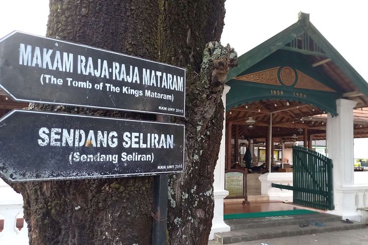 Papan petunjuk di halaman depan Masjid Gedhe Mataram ke arah Kompleks Makam Raja Kotagede, Yogyakarta, Jumat (15/4/2022).