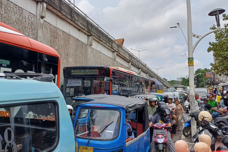Kemacetan terjadi di kawasan Pasar Tanah Abang, tepatnya di Jalan Jati Baru Raya, Jakarta Pusat, Senin (11/3/2024).