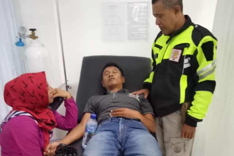 Tenaga honorer kantor Kecamatan Cimalaka, Sumedang Robi Rahman menjalani perawatan di Puskesmas Cimalaka, usai tersengat radiasi di kantor kecamatan, Selasa (11/2/2020) siang pukul 13.30 WIB. Dok. Polres Sumedang