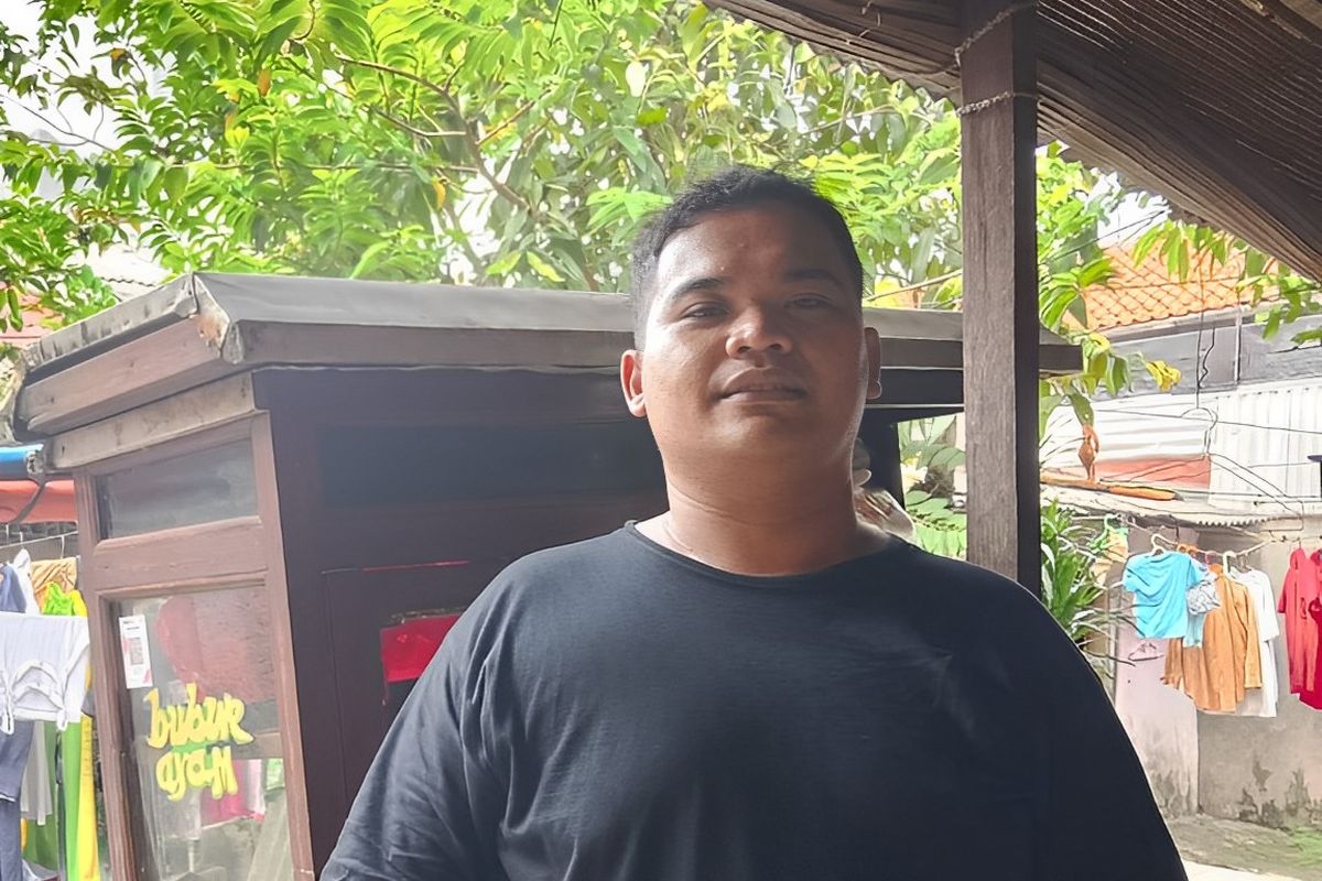 Tukanh bubur sekaligus pengemudi ojek online bernama Ilham Fajri Makruf (27) saat ditemui Kompas.com di Pasar Minggu, Jakarta Selatan, Kamis (30/5/2024).