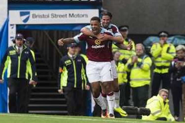 Pemain Burnley, Andre Gray (depan), melakukan selebrasi seusai membobol gawang Liverpool pada laga Premier League, di Stadion Turf Moor, Sabtu (20/8/2016).