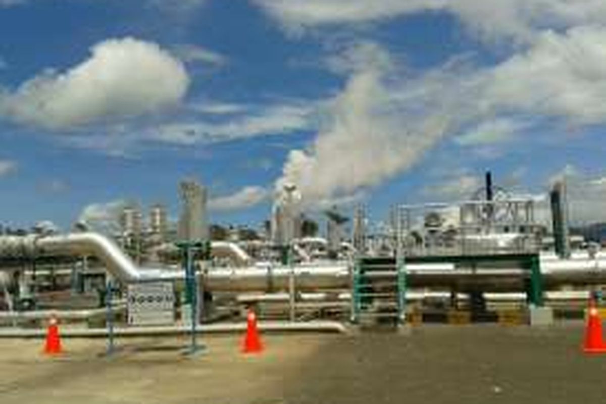 Pipa-pipa penyalur uap dari sumur geothermal di PLTP Lahendong unit 5 dan 6 di Tompaso, Kabupaten Minahasa, Sulawesi Utara. Uap yang disalurkan akan menggerakkan turbin pembangkit listrik dengan kapasitas 2x20 MW.