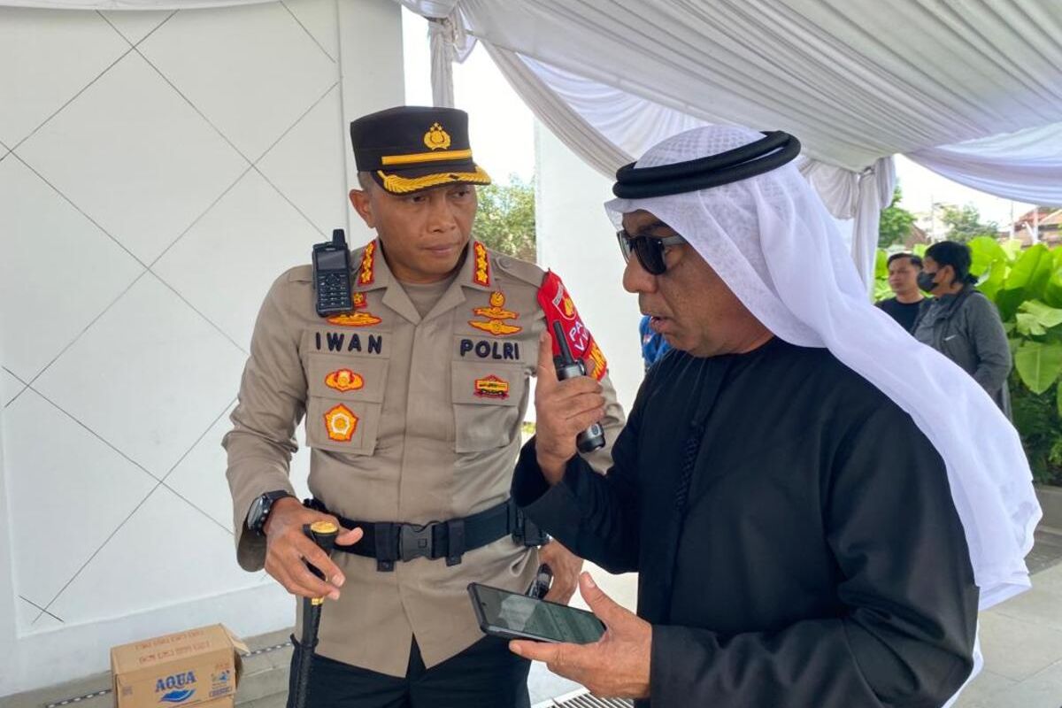 Kepala Polresta (Kapolresta) Solo, Kombes Pol Iwan Saktiadi, melakukan koordinasi pengamanan dengan pengurus Masjid Raya Sheikh Zayed Solo, Jumat (10/3/2023).
