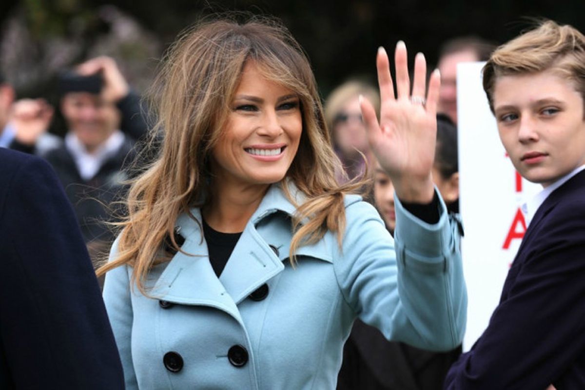 Melania Trump dengan balutan mantel biru muda saat menghadiri acara the White House Easter Egg Roll.


