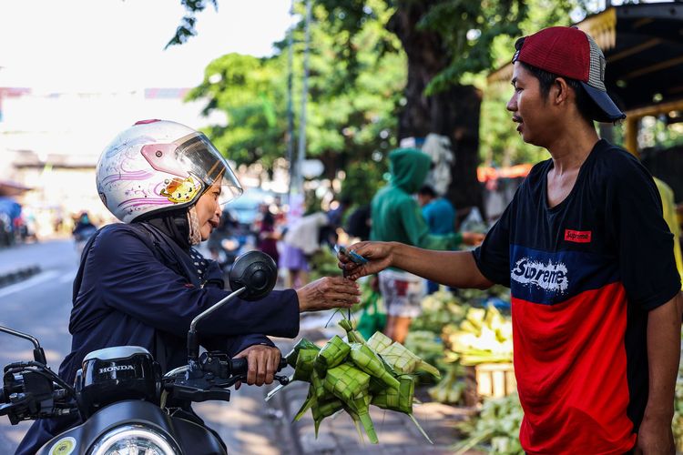 Warga membeli janur dan kulit ketupat di kawasan Palmerah, Jakarta, Rabu (12/5/2021). Mereka menjual dengan harga Rp 10.000 hingga Rp 15.000 per ikat.