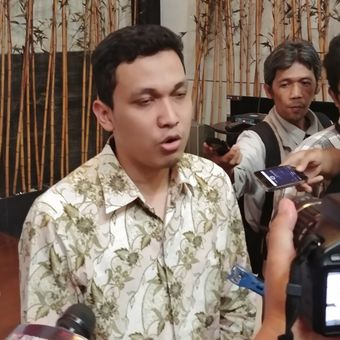 Peneliti Lingkaran Survei Indonesia Ardian Sopa, di Kantor LSI, Jakarta,  Kamis (14/12/2017). 