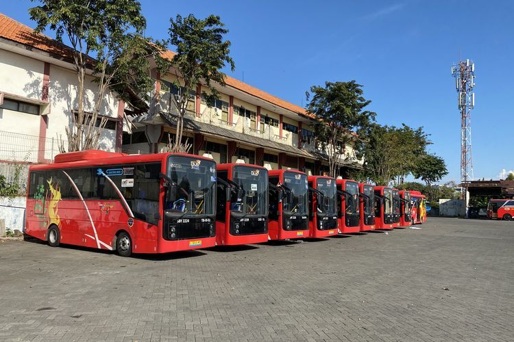 Bus Trans-Semanggi Suroboyo saat terparkir di garasinya, di Jalan Jagir Wonokromo. Kini, bus tersebut beroperasi lagi.
