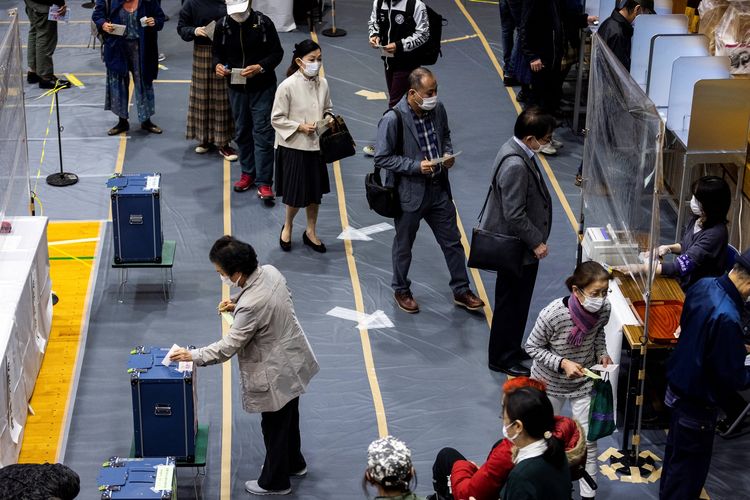 Para pemilih berpartisipasi memberikan suaranya di pemilu Jepang di Tokyo, 31 Oktober 2021.