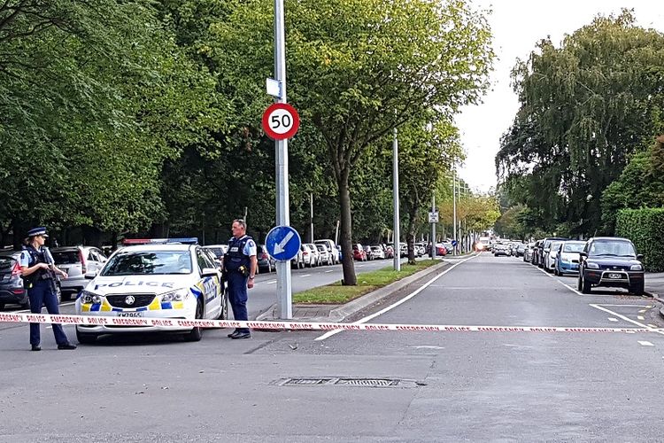 Polisi menutup kawasan tempat terjadinya penembakan masjid di kota Christchurch, Selandia Baru, Jumat (15/3/2019).