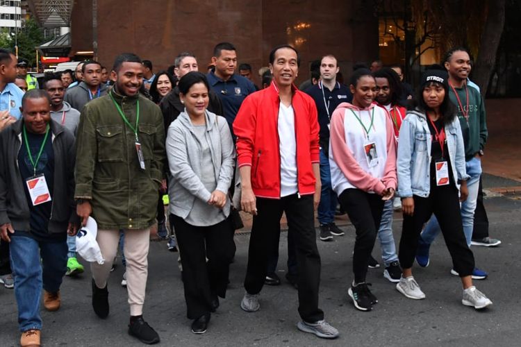 Presiden Joko Widodo dan Ibu Negara Iriana, Senin (19/3/2018) pagi, jalan santai bersama mahasiswa dan pelajar Tanah Air dari kawasan hotel menginap di CBD Wellington menuhu Waterfront.