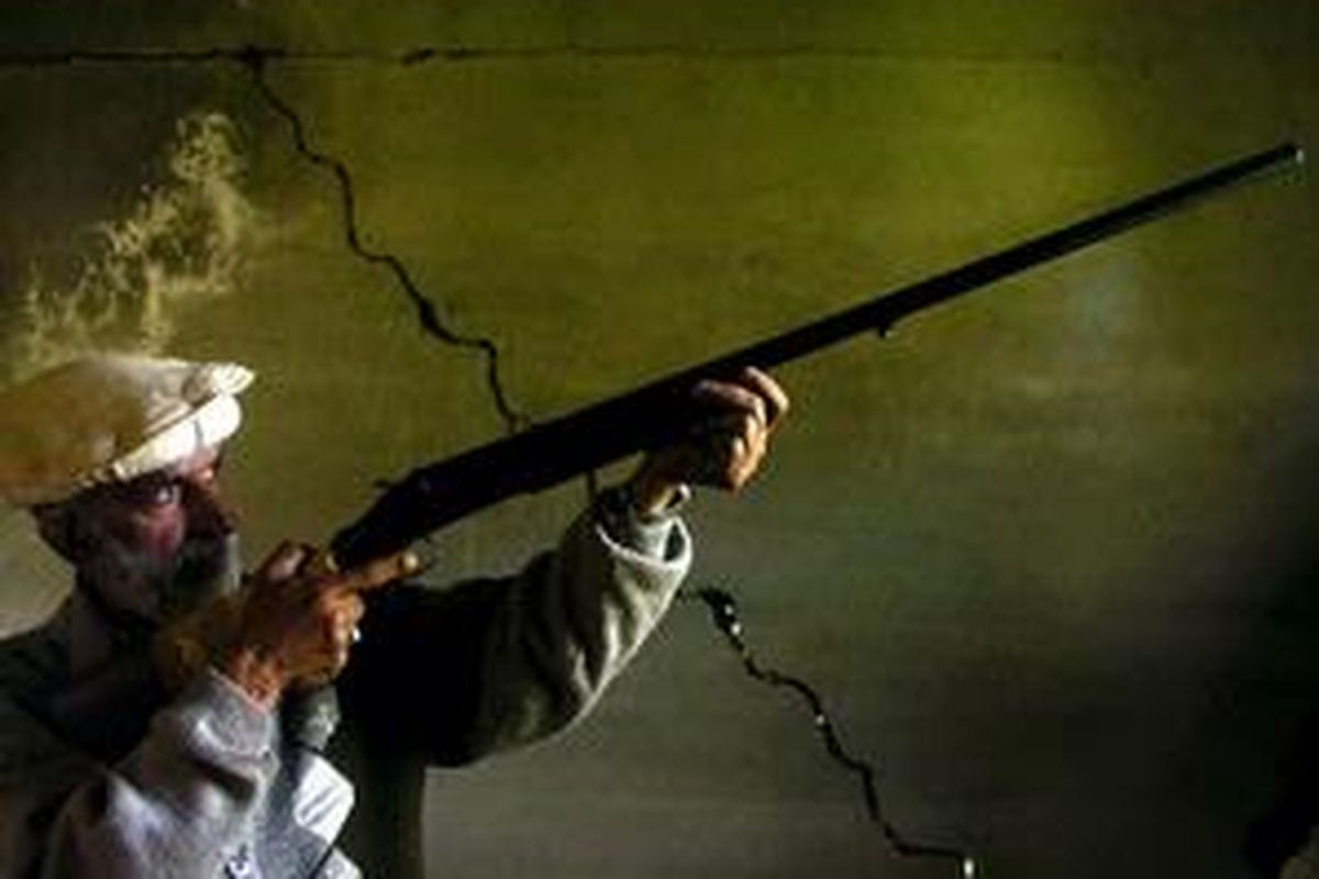 Karena alasan keamanan, keluarga di Kashmir menyimpan senjata api