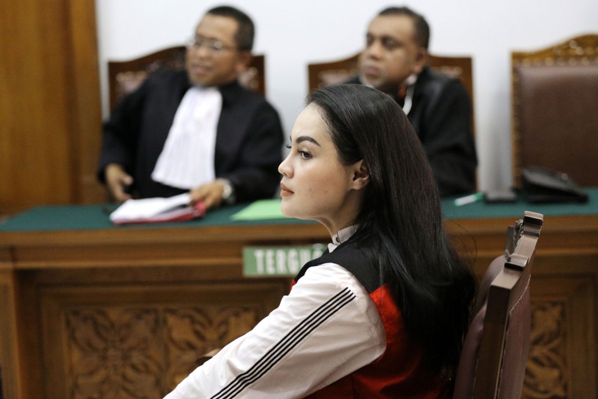 Terdakwa kasus dugaan penyalahgunaan narkoba Jennifer Dunn menjalani sidang perdana dengan agenda pembacaan dakwaan oleh Jaksa Penuntut Umum di PN Jakarta Selatan, Jakarta, Kamis (5/4). Jennifer Dunn didakwa membeli obat terlarang berjenis sabu-sabu dan melanggar Pasal 114, 112, dan 127 Undang-undang Nomor 35 Tahun 2009 tentang Narkotika karena menyalahgunakan narkotika. ANTARA FOTO/ Reno Esnir/foc/18.