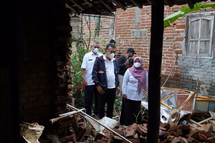 ROBOH—Bupati Ponorogo, Sugiri Sancoko melihat kondisi tembok dapur milik warga Maguwan, Kecamatan Sambit akibat luapan banjir lantaran tanggul jebol, Rabu (16/3/2022