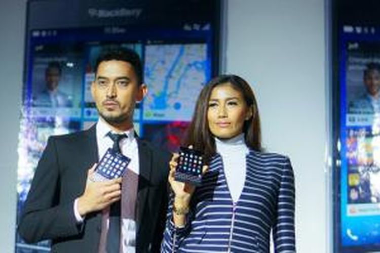 Model memamerkan BlackBerry Passport dalam acara peluncuran di Jakarta, Selasa (11/11/2014)