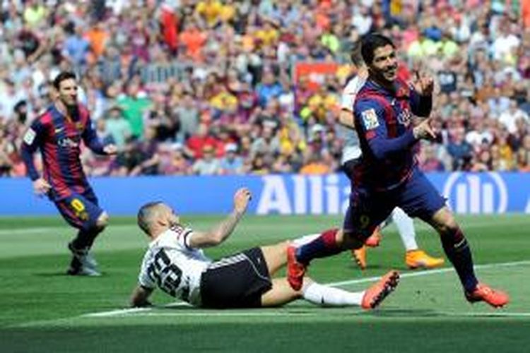 Striker Barcelona, Luis Suarez (kanan), seusai mencetak gol ke gawang Valencia pada laga lanjutan Primera Division di Camp Nou, Sabtu (18/4/2015). 