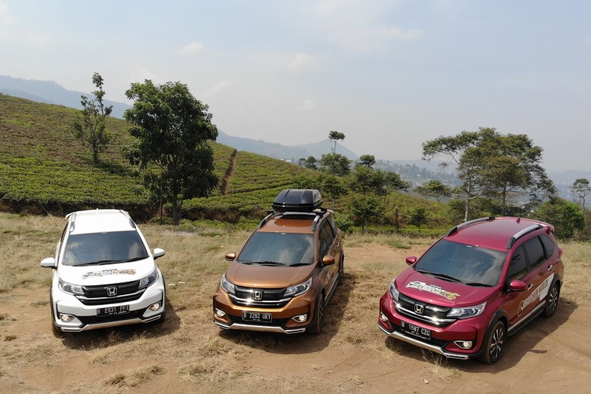 Honda BR-V saat mengunjungi kawasan kebun teh dan Candi Ceto dalam Merapah 5 Warisan Budaya Batik