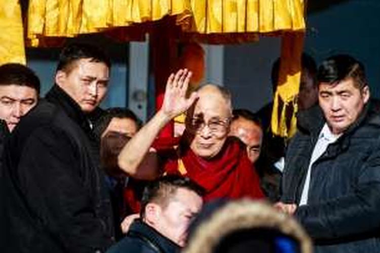 Dalai Lama melambaikan tangan kepada pengikutnya saat tiba di Ulan Bator, Mongolia, Rabu (23/11/2016).