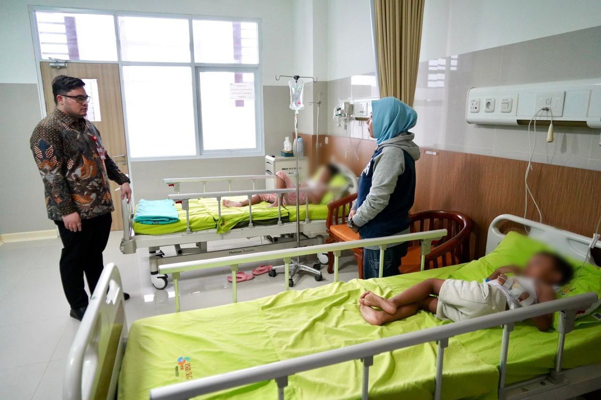  Bupati Kediri, Hanindhito Himawan Pramana, membesuk anak-anak sekolah yang menjalani perawatan intensif di RSUD Simpang Lima Gumul akibat keracunan makanan di Kediri, Selasa (28/4/2026).
