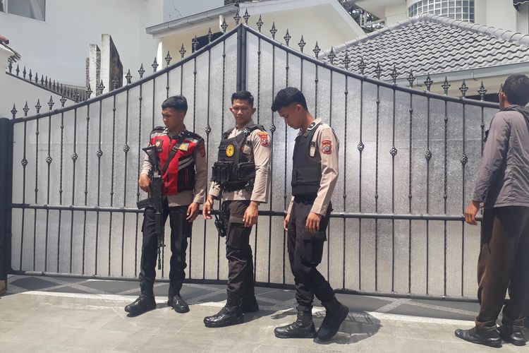 Penyidik Komisi Pemberantasan Korupsi menggeledah rumah Kadis PUPR Sumut nonaktif, Topan Ginting di Cluster Topaz, Komplek Royal Sumatera, Kota Medan, Rabu (2/7/2025) siang. Tampak petugas Kepolisian membantu berjaga di depan pintu masuk rumah Topan. 