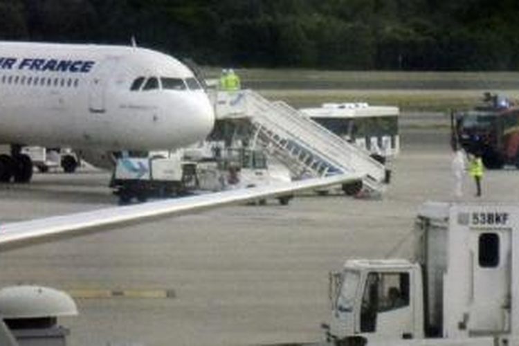 Sejumlah kendaraan dari unit gawat darurat terlihat di Bandara Internasional Barajas, Madrid, setelah seorang penumpang yang tiba dengan pesawat Air France diduga mengidap ebola.

