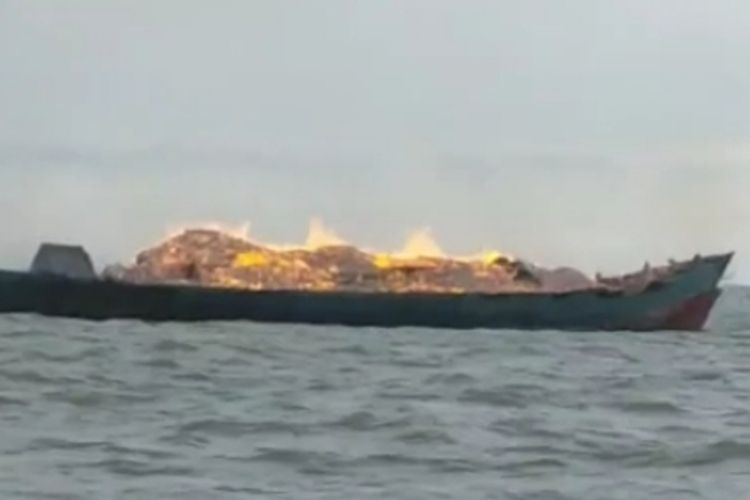 Kapal pengangkut arang bakau dan tepung sagu tujuan Malaysia yang terbakar di Perairan Malay, Kabupaten Kepulauan Meranti, Riau, Rabu (16/2/2022).