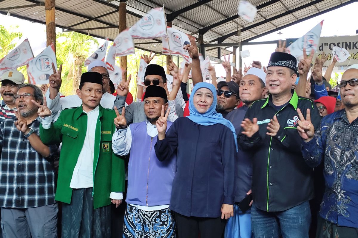 Calon Gubernur (Cagub) Jawa Timur (Jatim) Khofifah Indar Parawansa saat kampanye di Alam Indah Lestari (AIL), Kecamatan Rogojampi, Kabupaten Banyuwangi, Jawa Timur pada Minggu (20/10/2024).
