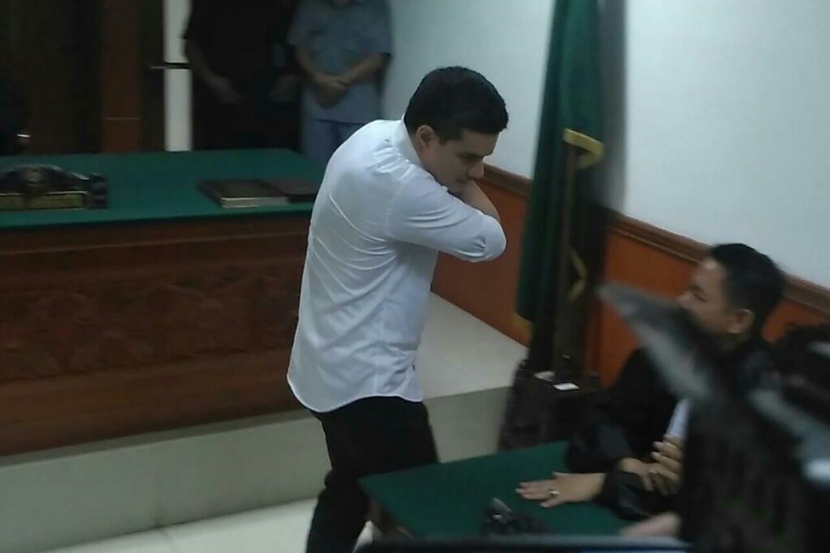 Artis peran Steve Emmanuel usai menjalani sidang putusan di Pengadilan Negeri Jakarta Barat, Slipi, Selasa (16/7/2019). Steve hari ini menjalani sidang putusan atau vonis atas kasus dugaan penyalahgunaan narkoba.