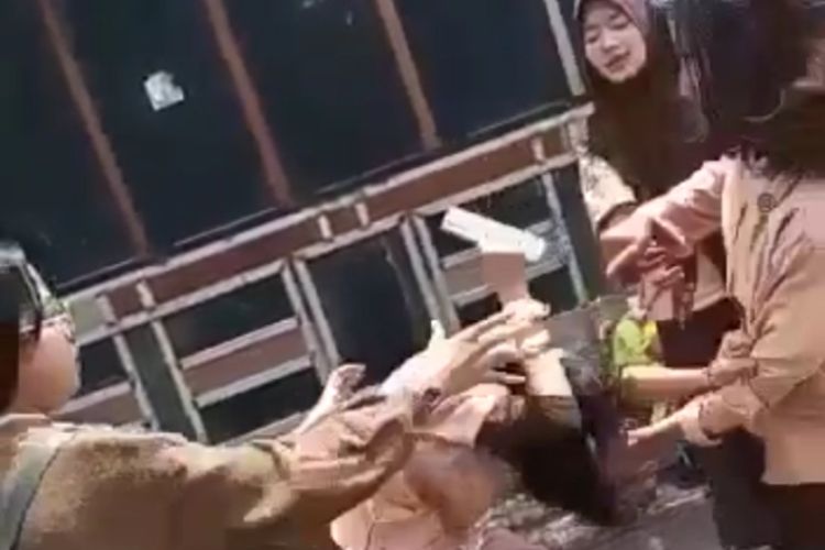 Seorang siswi SMP 21 Makassar dipukuli teman-temannya dengan waktu yang cukup lama. Kasus perundungan ini sempat terekam video dan viral di berbagai media sosial.