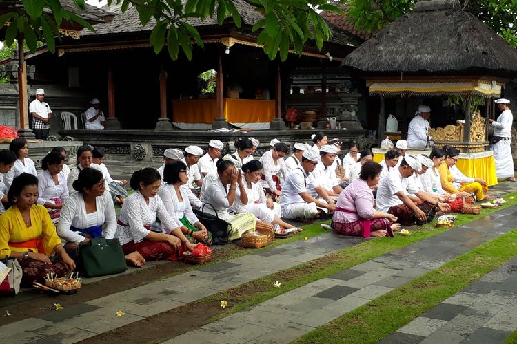 Persembahyangan yang dilakukan Dinas Pariwisata bersama pihak terkait di Pura Candi Narmada, Jalan By Pass I Gusti Ngurah Rai, Kuta, Badung, Bali, pada Jumat (31/1/2020) pagi. 